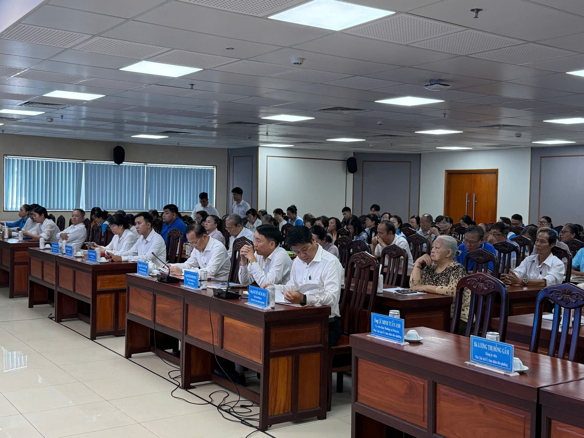 TỔ ĐẠI BIỂU QUỐC HỘI SỐ 6 TIẾP XÚC CỬ TRI 12 PHƯỜNG SAU KỲ HỌP THỨ NHẤT, QUỐC HỘI KHÓA XVI.