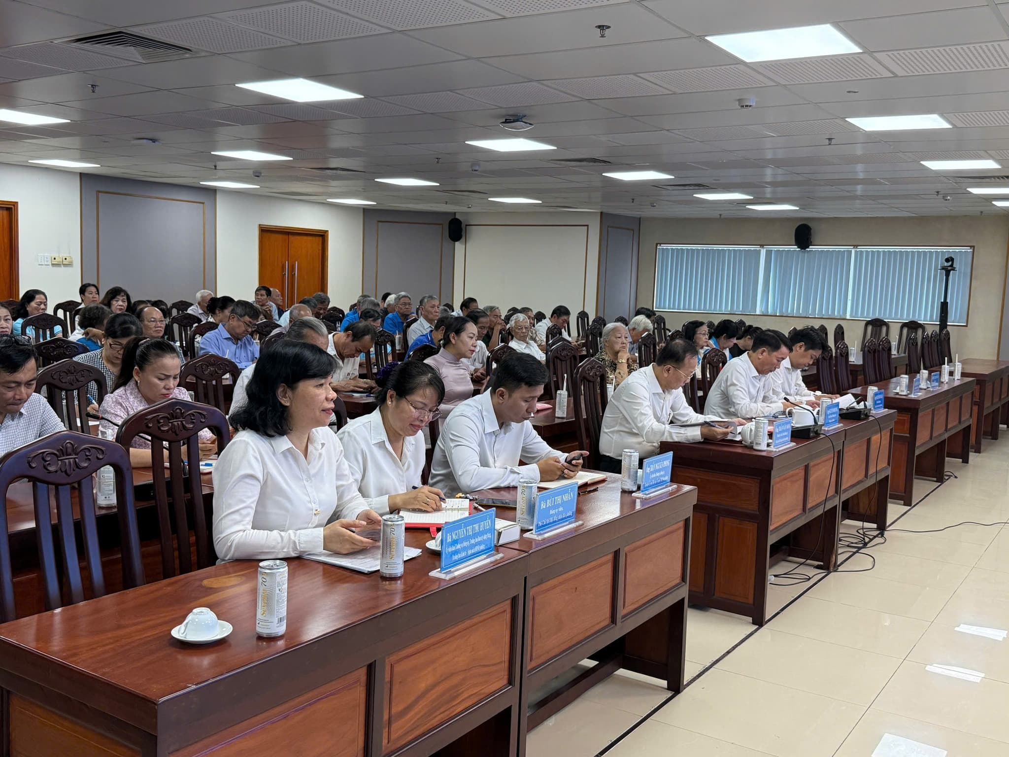 TỔ ĐẠI BIỂU QUỐC HỘI SỐ 6 TIẾP XÚC CỬ TRI 12 PHƯỜNG SAU KỲ HỌP THỨ NHẤT, QUỐC HỘI KHÓA XVI. — ảnh 2